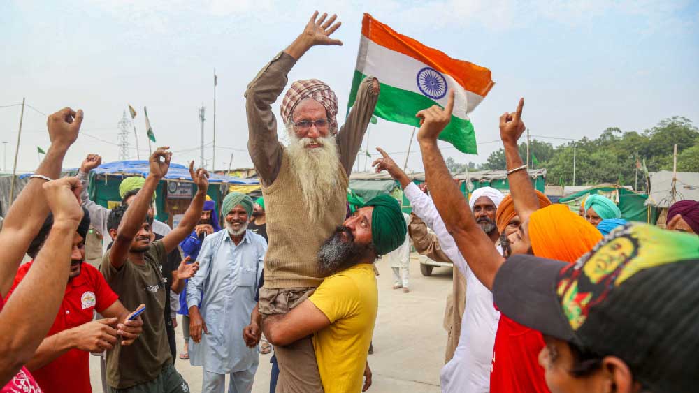 গাজিপুর, টিকরি, সিঙ্ঘু সীমান্তে শুক্রবার তাঁরা জিলিপি খেতে খেতেই সমস্বরে গাইছেন, ‘‘এক সাল সে ঝেল রহে হ্যায়/ অ্যায়সে হালত নেহি হোতে/... অন্নদাতা কি তাকত কো যো/পহেলে জান গয়ে হোতে।’’