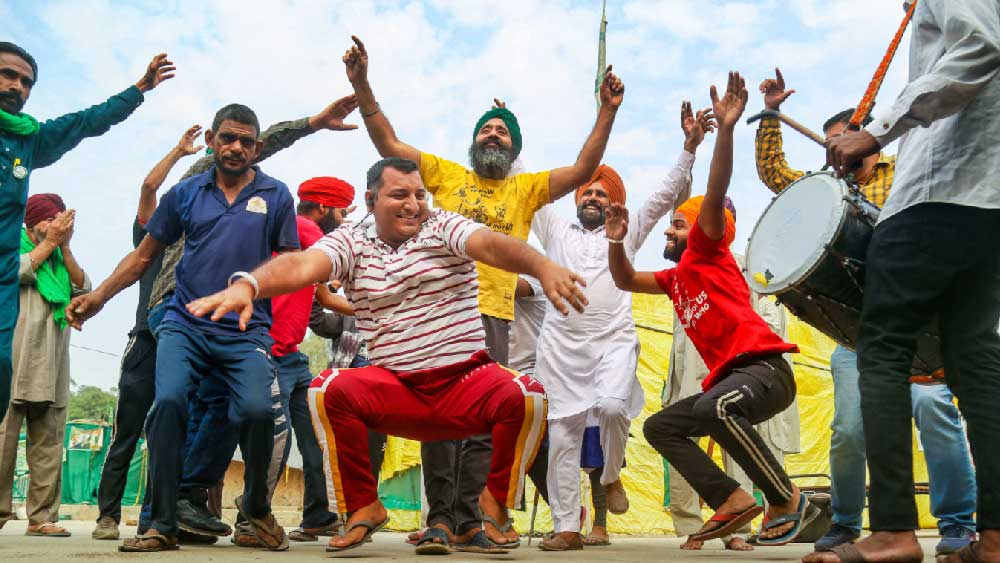 তবে কৃষি আইন প্রত্যাহারকে স্বাগতই জানিয়েছেন আন্দোলনকারীরা। একইসঙ্গে বলেছেন, তাঁদের আন্দোলন এখনও জারি থাকবে। আন্দোলন কী ভাবে করা হবে তা সংযুক্ত কৃষক মোর্চার সব শরিক দল মিলে ঠিক করবে এবং তা বাকিরা  মেনে চলবে।