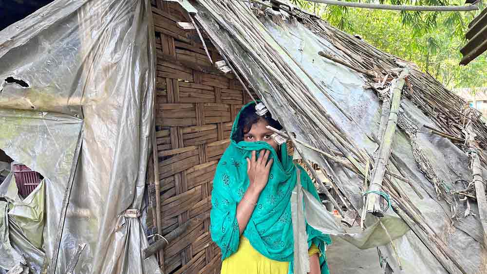 চোখে মুখে আতঙ্ক: জলপাইগুড়ির গড়ালবাড়ি গ্রাম পঞ্চায়েতের সুবচনি পাড়ায় । 