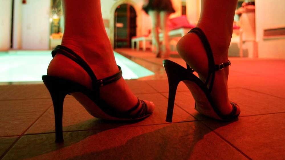 ক্রিকেটে যৌন কেলেঙ্কারির ঘটনা এই প্রথম নয়। এর আগেও বহু নামী-দামী ক্রিকেটার এরকম ঘটনায় জড়িয়েছেন।