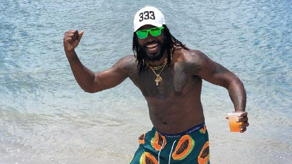 এই ব্যাপারে ওয়ার্নের সঙ্গে যিনি পাল্লা দিতে পারেন, তিন ক্রিস গেল। ওয়েস্ট ইন্ডিজের এই ব্যাটার মাঠে যেরকম ঝড় তোলেন, মাঠের বাইরেও তাই। ২০১২ সালে টি-টোয়েন্টি বিশ্বকাপে শ্রীলঙ্কার হোটেলের ঘরে তিন ব্রিটিশ মহিলার সঙ্গে তাঁকে দেখা যায়। ওয়েস্ট ইন্ডিজ দলের দেহরক্ষী পুলিশ ডেকে তিন মহিলাকে তাদের হাতে তুলে দেন। গেল বেঁচে যান।