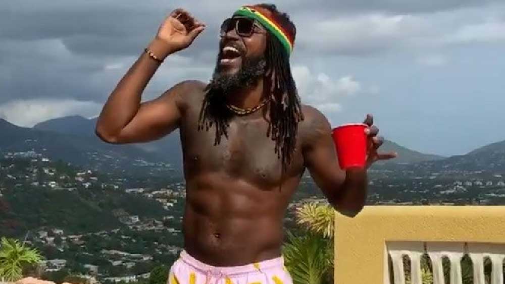 ২০১৫ সালের বিশ্বকাপে এক মহিলা কর্মী গেলের বিরুদ্ধে ইচ্ছাকৃত ভাবে যৌনাঙ্গ দেখানোর অভিযোগ করেন।