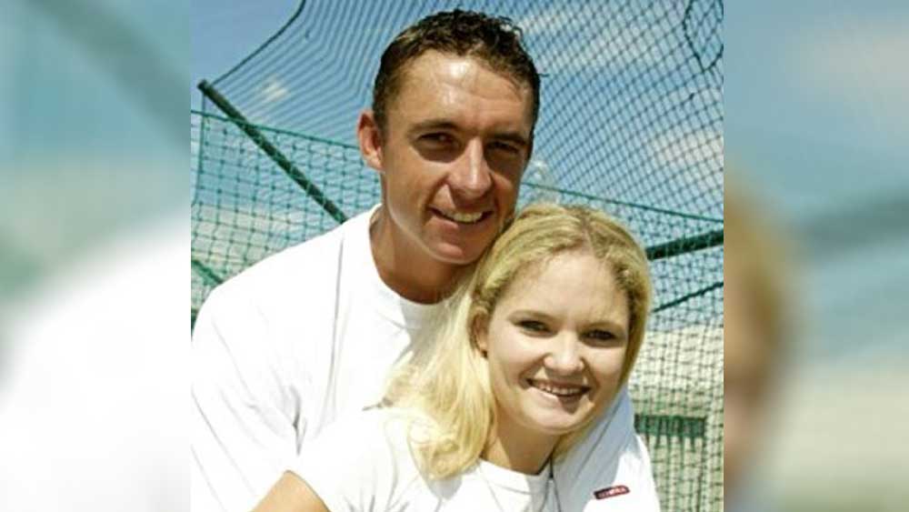 লাটভিয়ার মডেল জেলিনা কুলতিয়াসোভার সঙ্গে অবৈধ সম্পর্কে জড়ান দক্ষিণ আফ্রিকার জোরে বোলার আন্দ্রে নেল। কিন্তু তিনি যে বিবাহিত, তা ওই মহিলাকে জানাননি। মহিলা নিজেই এই তথ্য খুঁজে বার করেন। নেলের সঙ্গে সম্পর্কের কথা ফাঁস করে দেন।