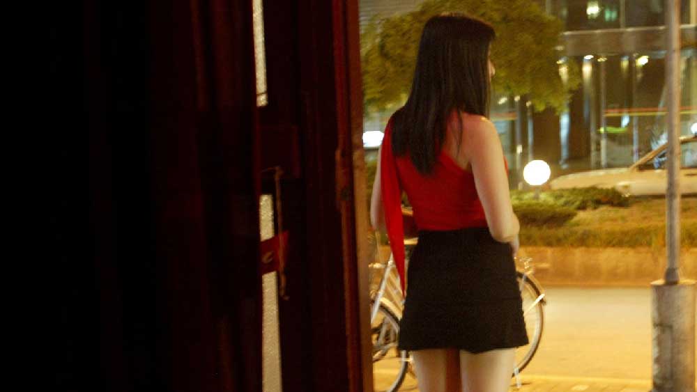 সেই বছর একই অভিযোগ ওঠে শ্রীলঙ্কা দলের বিরুদ্ধেও। শ্রীলঙ্কা পুলিশ একটি পতিতালয়ে হানা দেয়। জানা যায়, সেটি চলে শুধু ক্রিকেটারদের জন্যই। ১০ বছর ধরে সেখানে জাতীয় দলের ক্রিকেটারদের যাতায়াত। এক পুলিশকর্মী ক্রিকেটার সেজে সেখানে গিয়ে গোটা ব্যাপারটি ধরে ফেলেন। আট মহিলাকে গ্রেপ্তার করা হয়।