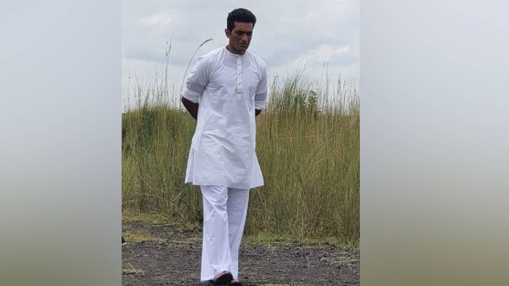 ‘কথা হয়েছিল, অল্পবয়সি সত্যজিৎ হব আমি’