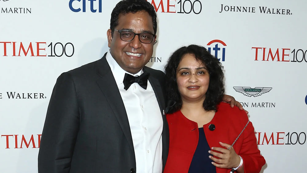 আলিগড়ের কাছেই হরদুয়াগঞ্জ নামে একটি এলাকা রয়েছে। সেখানের এক হিন্দিভাষী স্কুল থেকে পড়াশোনা করেছেন তিনি। পরে দিল্লি টেকনোলজিক্যাল বিশ্ববিদ্যালয় থেকে ইঞ্জিনিয়ারিংয়ের ডিগ্রি অর্জন করেছেন। পরবর্তীকালে বিভিন্ন ইংরেজি গান শুনে এবং হিন্দি থেকে ইংরেজির ভাষা পরিবর্তনের বই পড়ে ইংরেজি ভাষা রপ্ত করেন বলে জানান তিনি।