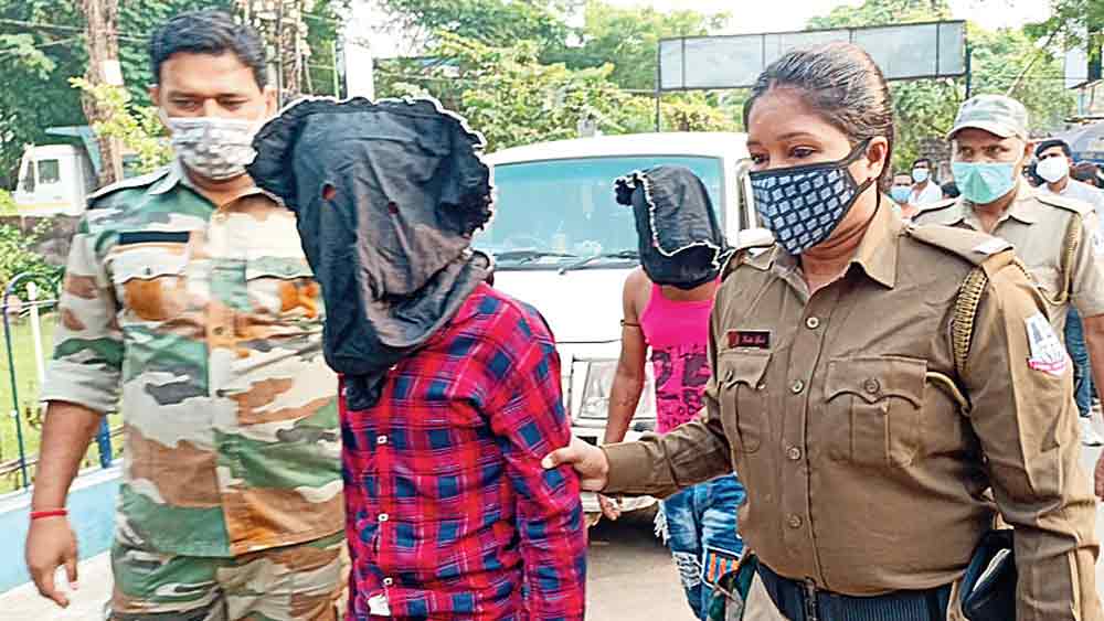  গুলি চালানোর ঘটনায় মূল অভিযুক্ত-সহ গ্রেফতার হওয়া দুই যুবক। 