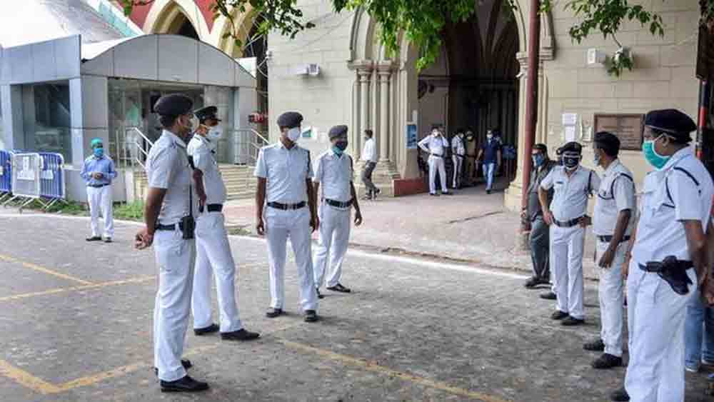 শুক্রবারের কলকাতা পুলিশের প্রতারিত অফিসার সিআইডি-র সাইবার ক্রাইম থানায় অভিযোগ দায়ের করেছেন।