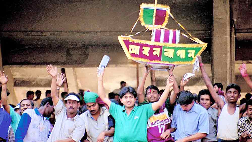 উল্লাস: মোহনবাগান সমর্থকদের সবুজ-মেরুন পালতোলা নৌকো।