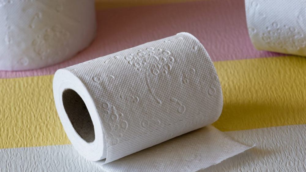 টয়লেট পেপার: শীতে সব জায়গায় জল নাও পেতে পারেন। বা জল পেলেও ঠান্ডায় তা ব্যবহার করার ইচ্ছা নাও হতে পারে। তাই সঙ্গে অবশ্যই রাখুন টয়লেট পেপার।