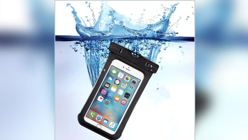 ফোনের প্যাকেট: বেড়াতে গিয়ে ফোনটা জলে পড়ে যেতেই পারে। তার জন্য সঙ্গে রাখুন জল আটকানোর মতো মোবাইল ফোনের প্যাকেট। এর বাইরে থেকেই ফোনটি ব্যবহার করা যাবে। আবার জলে পড়ে গেলেও অসুবিধা হবে না।