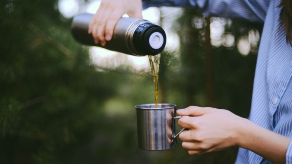 ফ্লাস্ক: বেড়াতে গিয়ে তো আর হোটেলের ঘরে বসে থাকবেন না? বাইরে বেরোতেই হবে। সেখানে যদি গরম জল না পান? তাই সঙ্গে রাখুন ছোট ফ্লাস্ক। দরকারে তাতে কিছুটা গরম চা’ও রাখতে পারেন।