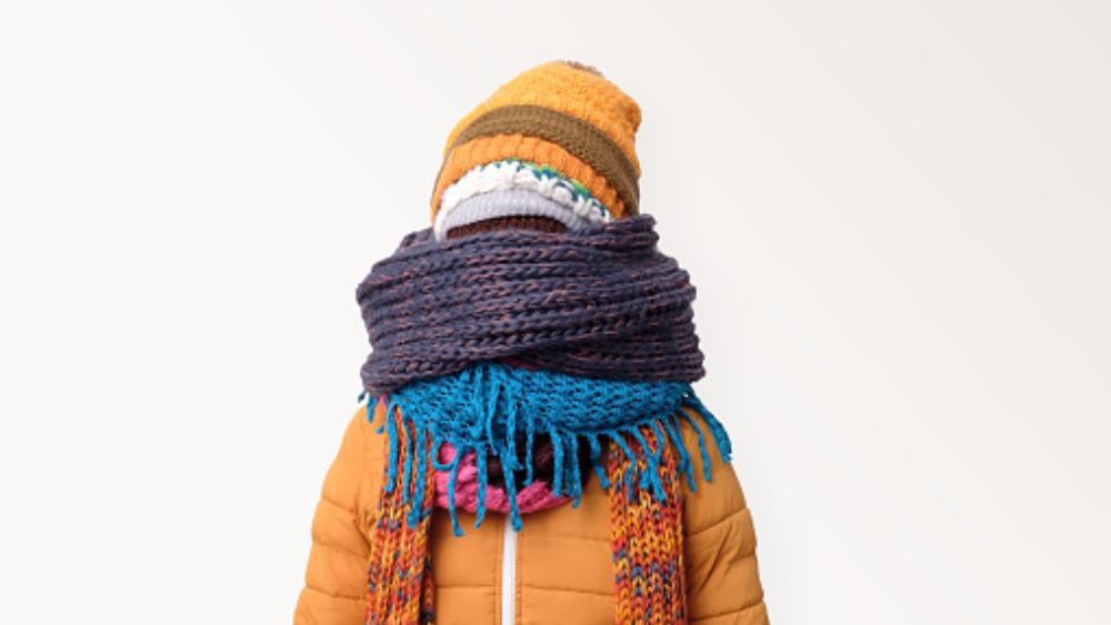 গরম জামা: শীতে কোথাও বেড়াতে গেলে সঙ্গে গরম জামা রাখতেই হবে। সোয়েটার, মাফলার, টুপি, দস্তানা গুছিয়ে নিন মাথা ঠান্ডা করে।  যেখানে যাচ্ছেন সেখানে তাপমাত্রা কেমন থাকবে, আগে থেকে জেনে নিন। 