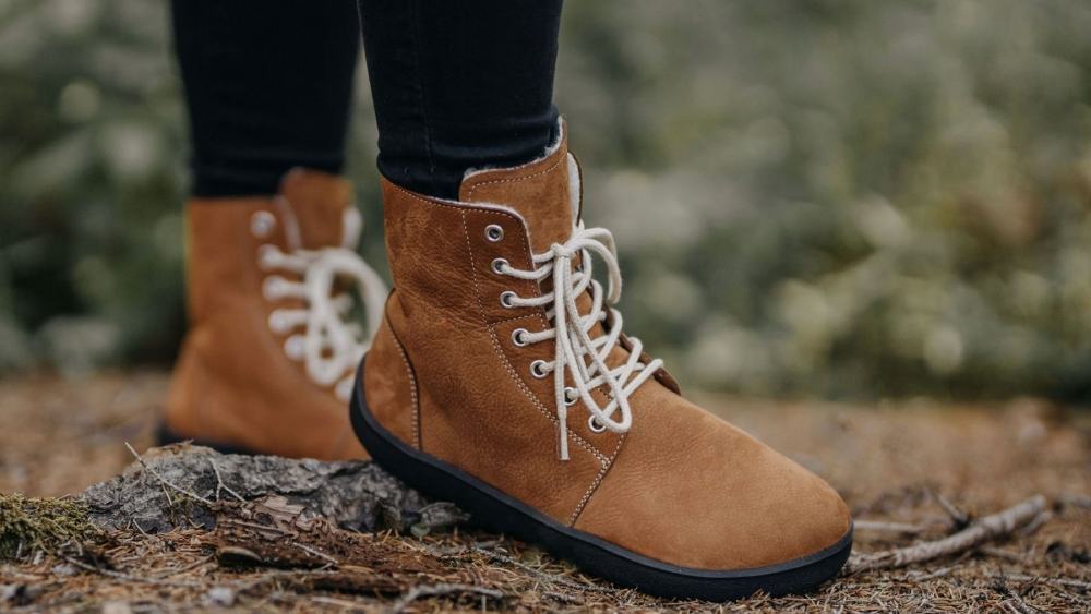 জুতো: আপনি যেখানে বেড়াতে যাচ্ছেন, সেখানে কি বরফ পড়বে? তা হলে সেই বুঝে জুতো নিন। পা গরম রাখবে এবং বরফে পিছলেও যাবে না, এমন জুতো বাছুন।