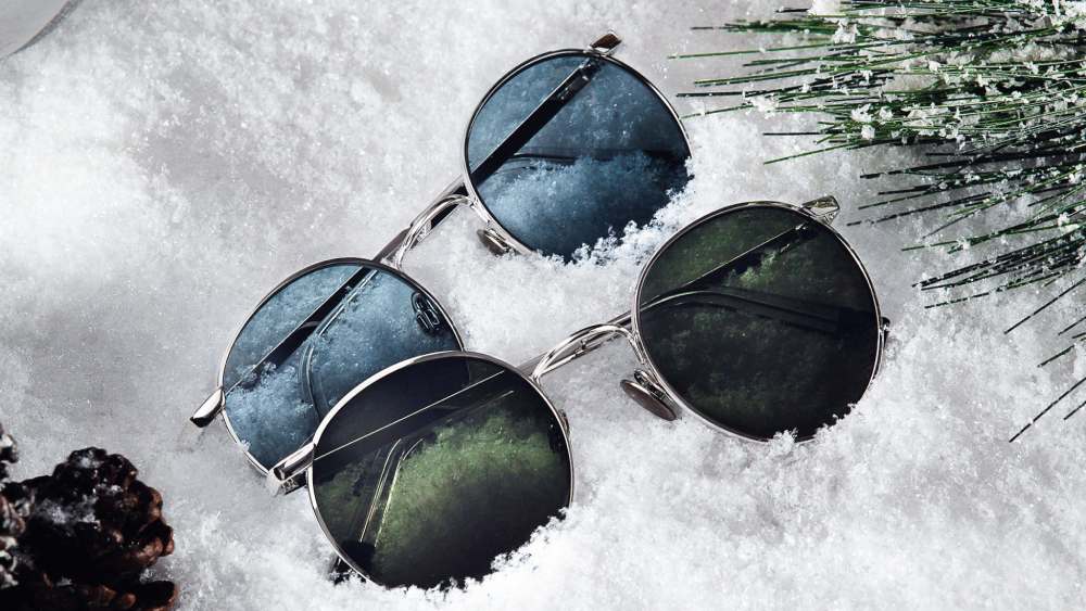 কালোচশমা: শীতে বেড়াতে গেলে অবশ্যই সঙ্গে রাখুন কালোচশমা। বিশেষ করে বরফের জায়গায় গেলে এই চশমা ব্যবহার করতেই হবে। না হলে চোখে সমস্যা হতে পারে।