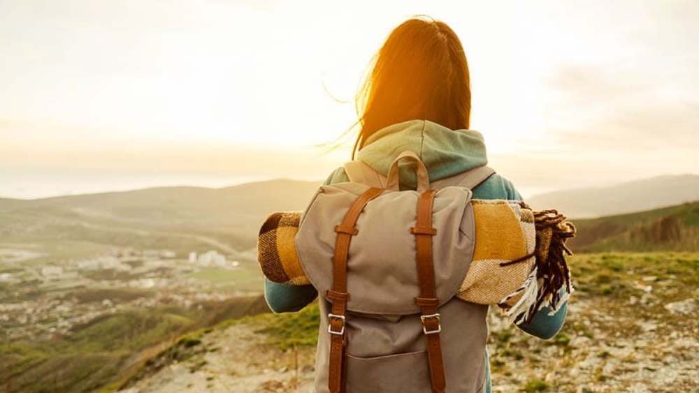 হাল্কা ব্যাগ: শীতে বেড়াতে গেলে গরম জামার কারণে এমনিতেই ব্যাগের ওজন বেড়ে যায়। তার উপর যদি ব্যাগটিই এমন কোনও উপাদানে তৈরি হয়, যেটি খুব ভারী, তা হলে মালপত্রের ওজন অত্যন্ত বেড়ে যায়। এই সময়ে বেড়াতে গেলে হাল্কা ব্যাগে সব কিছু নিতে পারেন। তবে দেখে নেবেন, সেটির ভিতর জল যেন না ঢোকে। 