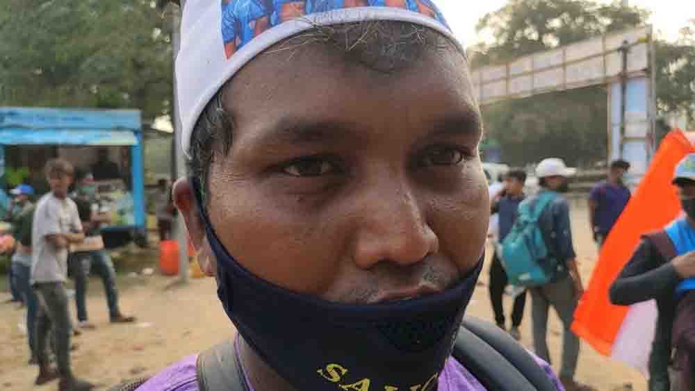 মুখ ঢাকা মাস্কে।