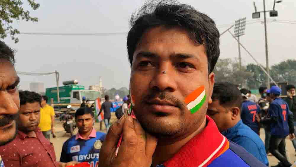 কেউ মাস্ক ভুলেই রং লাগাচ্ছেন মুখে।