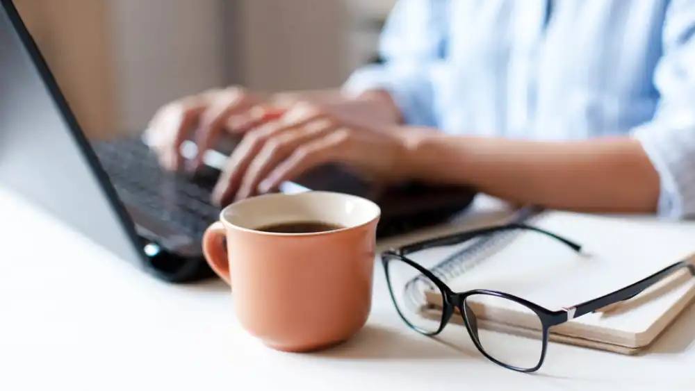 অতিমারি আবহে বাড়ির আরামে অফিসের কাজ করা সুবিধাজনক মনে হয়েছে অনেকেরই। অফিসের বসে কাজ করলে কর্ম তৎপরতা যেমন বাড়ে বলে মনে করেন কর্মীদের একাংশ, তেমন অন্য অংশের মত, বাড়ি থেকে কাজ করলে  যাতায়াতের খরচ, সময়, পরিশ্রম কমে,  অফিসে কাজের সময়টুকু বাদ দিলে হাতে সময়ও পাওয়া যায় অনেকটা। টিসিএস কর্তৃপক্ষের সিদ্ধান্ত এই বিশেষ শ্রেণির কর্মীদের উৎসাহিত করেছে। 