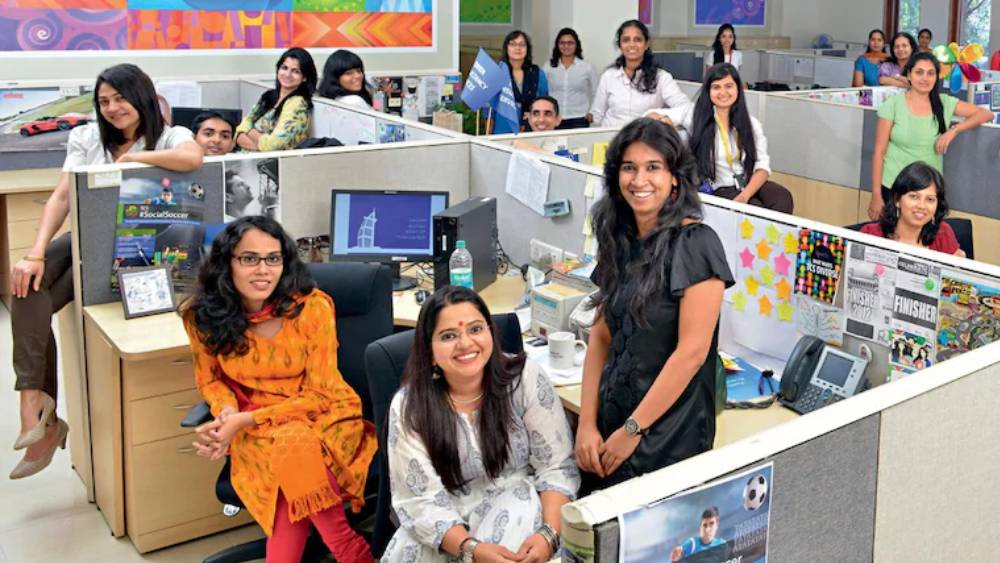 টাটার তথ্যপ্রযুক্তি প্রতিষ্ঠানের সিদ্ধান্তকে কর্মীমুখী বলে প্রশংসাও করেছেন অনেকে। বিশেষজ্ঞদের একাংশের বক্তব্য, অতিরিক্ত সময় অফিসে থাকার ফলে কর্মীদের মানসিক অবসাদ, স্বাস্থ্যহানি, কাজের প্রতি আগ্রহ হারিয়ে ফেলার মতো অনেক সমস্যা হয়। যা পরোক্ষে সংস্থার কাজেরও ক্ষতি করে। কর্মীদের কথা মাথায় রেখে টাটাগোষ্ঠীর এই সিদ্ধান্ত ভেবে দেখতে পারেন বাকিরাও।