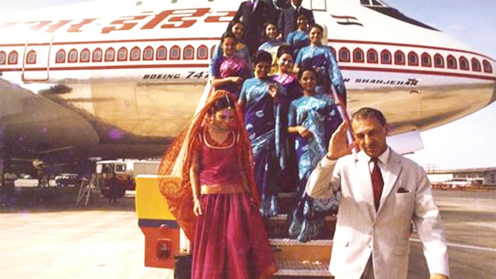 সম্প্রতিই প্রায় ধুঁকতে থাকা সরকারি উড়ান সংস্থা এয়ার ইন্ডিয়ার দায়িত্ব কাঁধে তুলে নিয়েছেন। ঋণে জর্জরিত এয়ার ইন্ডিয়া টাটার স্পর্শে প্রাণ পেয়েছে বলে স্বীকার করেছেন অনেকেই। প্রসঙ্গত, প্রায় ন’দশক আগে টাটা গোষ্ঠীরই হাত ধরে শুরু হয়েছিল দেশের প্রথম উড়ান সংস্থা। দেশের প্রথম পাইলট জে আর ডি টাটা প্রতিষ্ঠিত সেই টাটা এয়ারলাইন্সের নাম বদলে ১৯৪৬ সালে হয় এয়ার ইন্ডিয়া (এআই)। স্বাধীনতার পরে তার দখল চলে গিয়েছিল সরকারের হাতে। ২০১৪ সালে দেশের উড়ান পরিষেবায় বিদেশি লগ্নির পথ চওড়া করে দিয়েছিল কেন্দ্রীয় সরকার। সে বছর জুনে মালয়েশিয়ার ধনকুবের টনি ফার্নান্ডেজের এয়ারএশিয়ার সঙ্গে যৌথ উদ্যোগে ভারতের আকাশে এয়ার এশিয়া ইন্ডিয়া-র পরিষেবা শুরু করে টাটা। পরে সিঙ্গাপুর এয়ারলাইনসের সঙ্গে যৌথ ভাবে চালু করে বিমান পরিষেবা সংস্থা ‘বিস্তারা’।