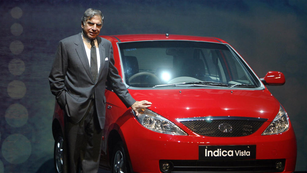 ১৯৯৮ সালে প্রথম সম্পূর্ণ ভারতে তৈরি যাত্রীবাহী গাড়ি বাজারে আনে টাটা। নাম টাটা ইন্ডিকা। দু’বছরের মধ্যে সেটি এই বিভাগের এক নম্বর ব্র্যান্ডের জায়গা করে নেয়।