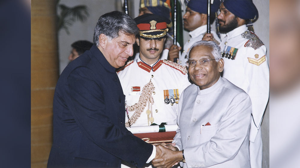 ২০০১: বিমা ব্যবসায় ফিরল টাটা। আমেরিকান ইন্টারন্যাল গ্রুপ (এআইজি)-এর সঙ্গে মিলে হল টাটা এআইজি। তার আগে ১৯১৯ সালে টাটার বিমা সংস্থা প্রতিষ্ঠা করেছিলেন দোরাব টাটা। কিন্তু সেই সংস্থার কেন্দ্রীয় নিয়ন্ত্রণে চলে আসে ১৯৫৬ সালে।