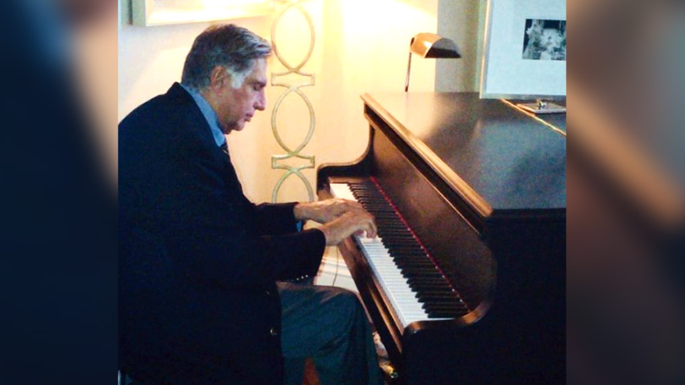 কর্মজীবনে সফল। তবে ব্যক্তিজীবনে কিছুটা কি পিছিয়ে! বিয়ে করেননি। প্রশ্ন করা হলে বলেছেন, বারবার বিয়ে করতে করতে শেষ মুহূর্তে পিছিয়ে এসেছেন। কারণ প্রতিবারই কোনও না কোনও ভয় পেয়ে বসেছিল তাঁকে। এমনটা হয়েছে চারবার। তবে প্রেম একবার এসেছিল জীবনে।