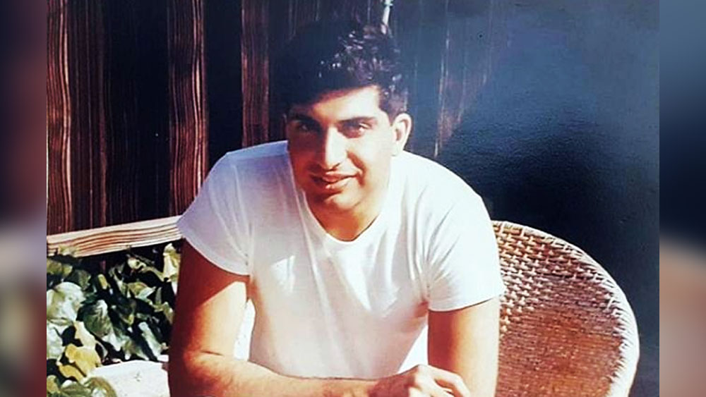 সম্প্রতি একটি ফেসবুক পেজে নিজের জীবন কাহিনী বর্ণনা করেছেন রতন। সেখানে উঠে এসেছে তাঁর ব্যক্তিগত জীবনের নানা ওঠা-পড়া, ঘাত-প্রতিঘাতের কথা। সেখানেই রতন জানিয়েছেন, লস অ্যাঞ্জেলেসে একটি মেয়ের প্রেমে পড়েছিলেন। বিয়ে করবেন ঠিকও করে ফেলেছিলেন। কিন্তু মেয়েটির পরিবার তাঁকে ভারতে আসতে দেয়নি। রতনও আর বিয়ে করেননি। তবে তাঁর অনুরাগীরা বলেন, বিয়ে করেছেন রতন। করেছেন তাঁর কাজের সঙ্গে।