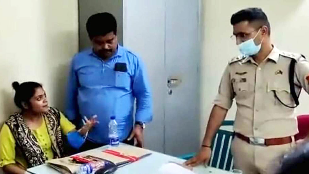 রবিবার গ্রেফতার করা হল পশ্চিমবঙ্গ তৃণমূল যুব কংগ্রেস নেত্রী সায়নী ঘোষকে। খুনের চেষ্টার অভিযোগে গ্রেফতার করে আগরতলা পুলিশ। তাঁর বিরুদ্ধে ৩০৭, ১৫৩ এবং ১২০ বি ধারায় অভিযোগ দায়ের হয়েছে।