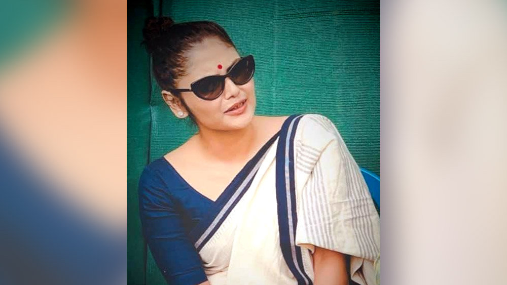 নীল বাড়ির লড়াইয়ে সায়নী ঘোষকে প্রার্থী করা হয় আসানসোল দক্ষিণ কেন্দ্র থেকে। নির্বাচনী প্রচারে নেমেই চমক দেন। জনসংযোগ করার সঙ্গে তিনি দৌড় লাগাতেন ভিড় পিছনে ফেলে। তাঁর সঙ্গে ছুটত জনতা। রুপোলি পর্দার তারকাকে আরও একবার কাছ দেখে দেখার জন্য।