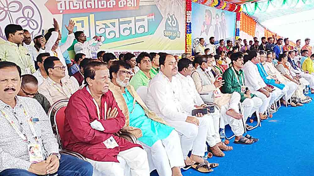 বে-নিয়ম: মঞ্চে হাজির নেতাদের মাস্ক নেই, সামনের ভিড়ে দূরত্ববিধি উধাও। 