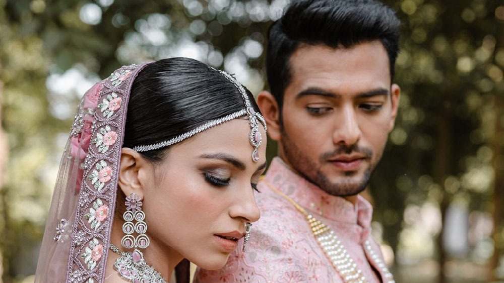 উন্মুক্তের স্ত্রী সিমরন নিজেও খেলার দুনিয়ার সঙ্গে যুক্ত। তিনি এক জন ক্রীড়া পুষ্টিবিদ। কী ভাবে সবাইকে ফিট রাখা যায়, সে দিকেই লক্ষ্য দিল্লি নিবাসী এই তরুণীর।