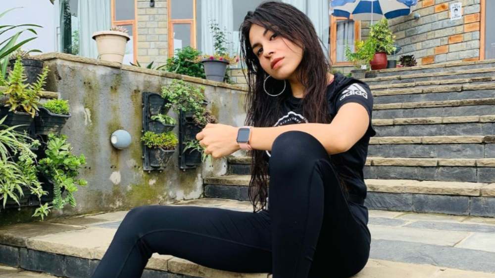 একটি ফিটনেস কোচিং সেন্টার চালান সিমরন। নাম ‘বাট লাইক অ্যান এপ্রিকট’। অনলাইনেই তাঁর গ্রাহকদের সুস্থ থাকার পরামর্শ দেন। বিশ্বের ৩৩টি দেশের দু’হাজারের বেশি মানুষ তাঁর কাছে সুস্থ থাকার পরামর্শ নেন।