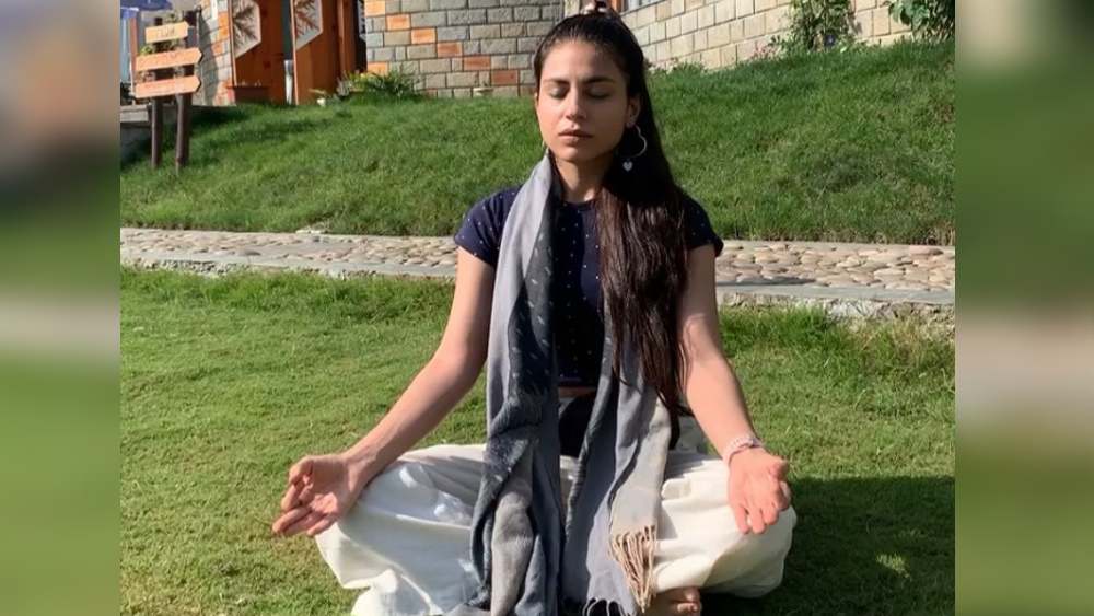 নেটমাধ্যমে বেশ সক্রিয় সিমরন। তাঁর অনুরাগীর সংখ্যা ৭০ হাজারের বেশি। কী ভাবে সবাই সুস্থ থাকবেন, সেই পরামর্শ নিজের ভিডিয়োর মাধ্যমে দেন সিমরন।