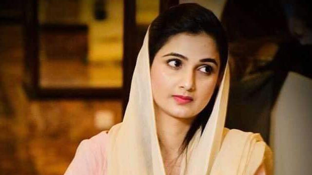 এই ঘটনা সামনে আসার পর পুলিশের কাছে দোষীদের গ্রেফতারের দাবিতে অভিযোগও করেছেন তিনি। ইতিমধ্যে তদন্তে এক জন গ্রেফতারও হয়েছে। তবে ধৃত ব্যক্তির নাম-পরিচয় প্রকাশ করেনি পুলিশ। জানা গিয়েছে, লাহৌর থেকে তাঁকে গ্রেফতার করা হয়েছে।