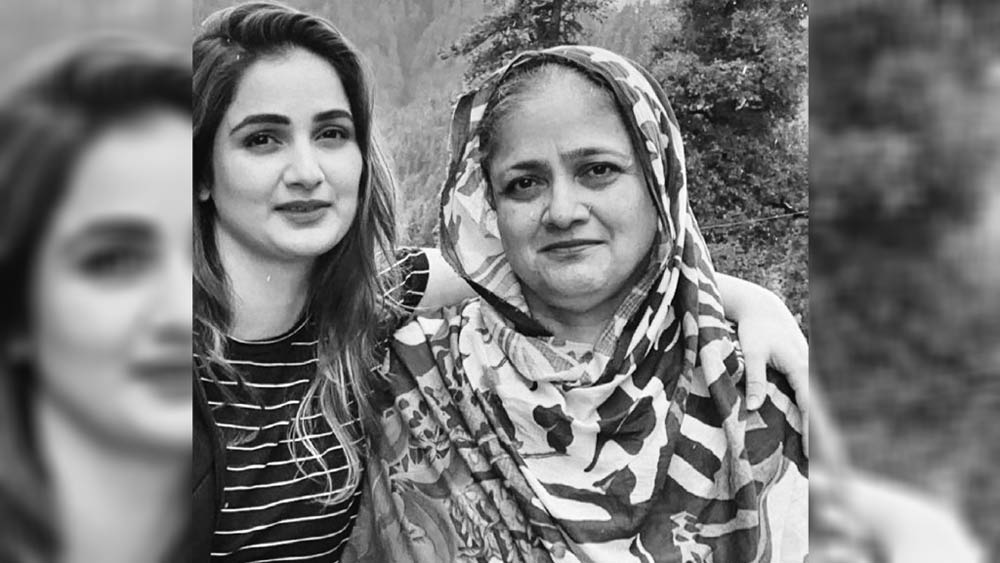 পাকিস্তানে এই বিধায়কের দাবি সত্যি নাকি ভিডিয়ো সত্যি, তা নিয়ে পাকিস্তানে বিস্তর চর্চা চলছে। কিন্তু সে সবের ঊর্ধ্বে মহিলার রূপ নিয়েও মেতে উঠেছে নেটমাধ্যম।