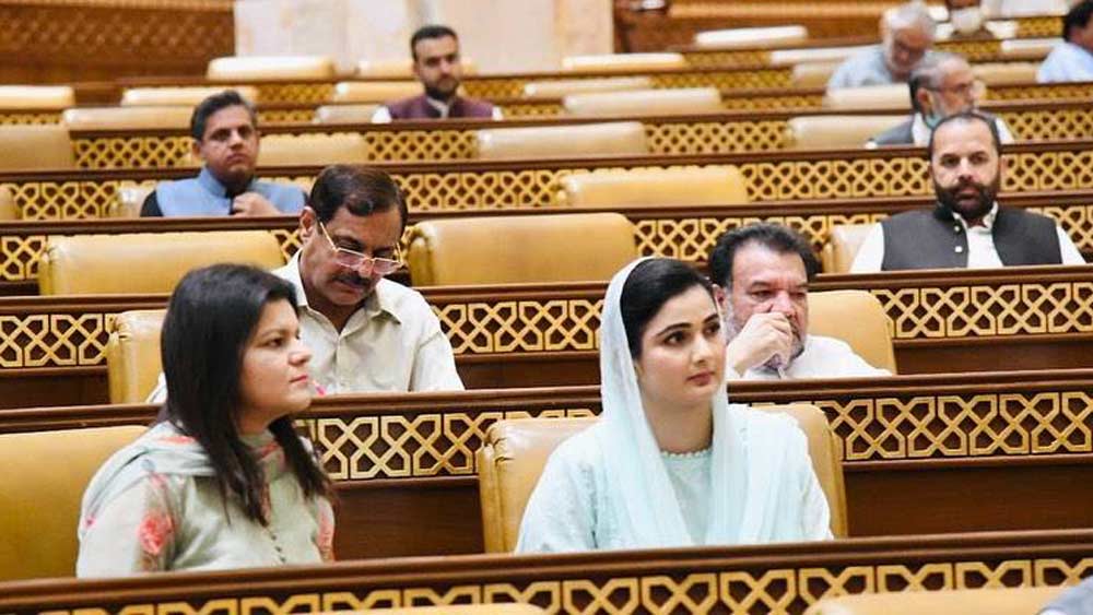 সুন্দরী এই বিধায়কের ছবি ছড়িয়ে পড়ছে নেটমাধ্যমে। ইনস্টাগ্রামে তাঁর অনুগামীর সংখ্যা দেড় লক্ষ ছাড়িয়ে গিয়েছে।