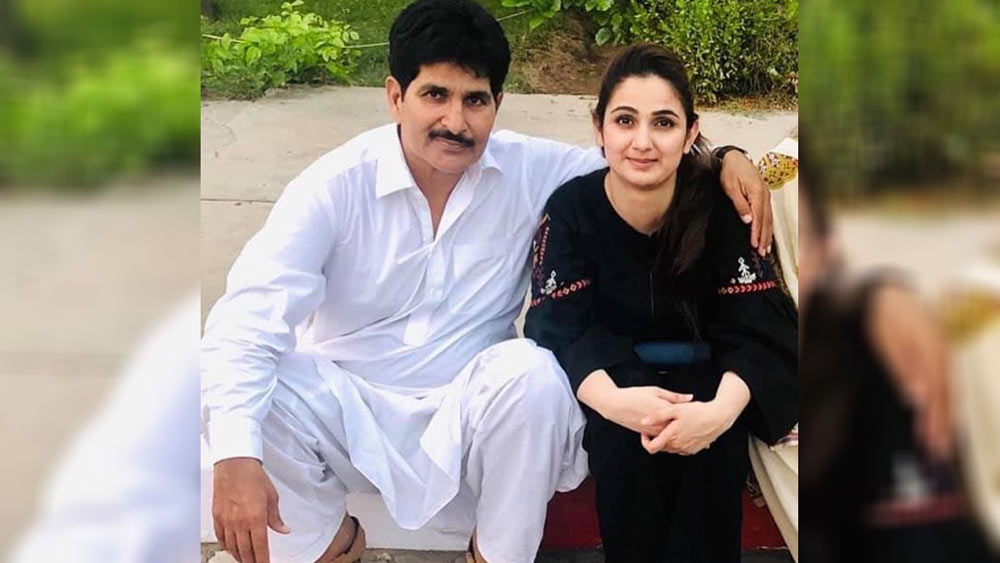 সানিয়ার জন্ম লাহৌরে। সেখানেই বেড়ে ওঠা তাঁর। ছোট থেকেই মেধাবী ছিলেন তিনি। পাকিস্তানের পঞ্জাব বিশ্ববিদ্যালয় থেকে ফার্মাসি নিয়ে পড়াশোনা করেছেন।