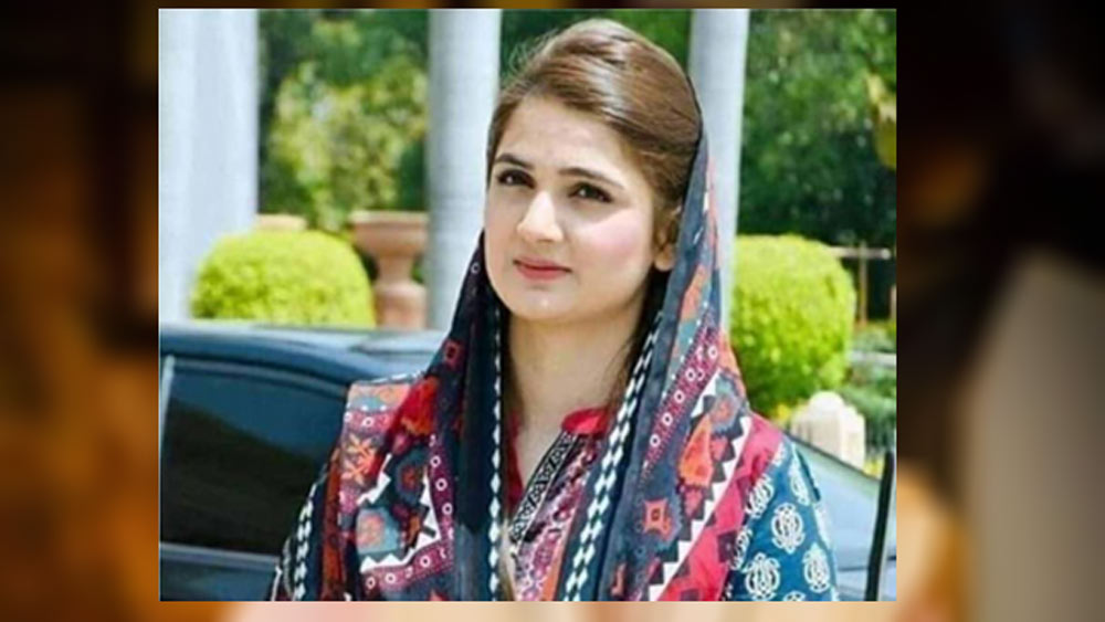 মাত্র ২৫ বছর বয়সে পঞ্জাব বিধানসভার কনিষ্ঠতম সদস্য হয়েও সে বার শিরোনামে উঠে এসেছিলেন। প্রাক্তন পাক প্রধানমন্ত্রী নওয়াজ শরিফের মেয়ে মরিয়ম নওয়াজের ঘনিষ্ঠ সানিয়া।