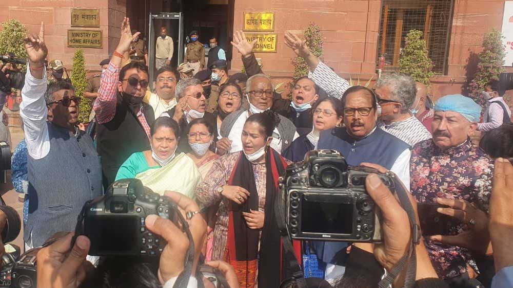 সরাসরি: সময় দিলেন না অমিত শাহ, দফতরের বাইরে বসে পড়লেন তৃণমূল সাংসদরা