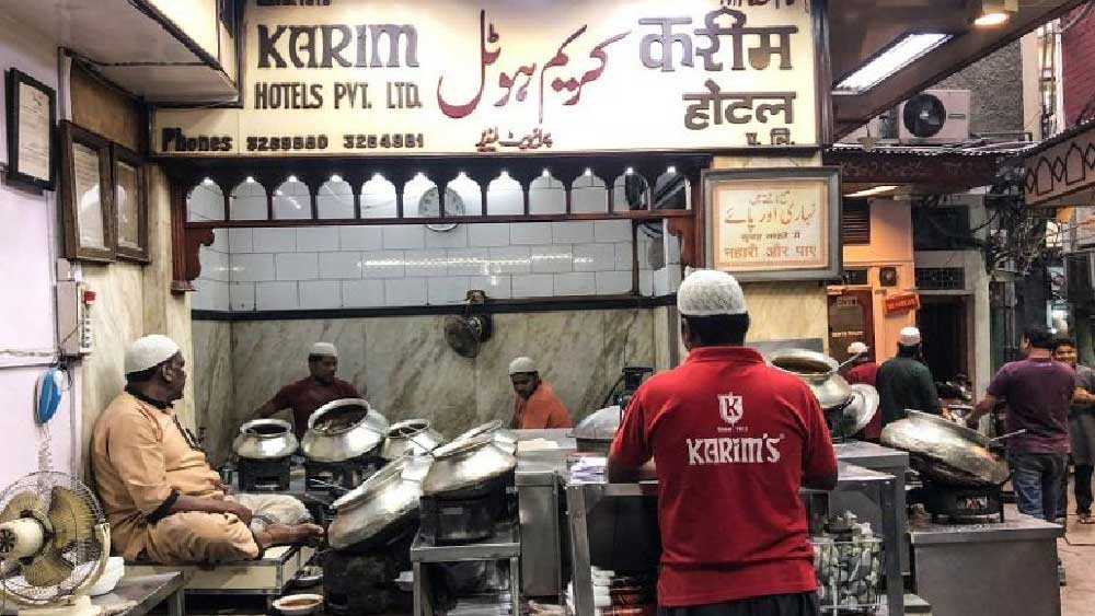 জামা মসজিদ থেকে কয়েক পা হাঁটলেই পৌঁছে যাওয়া যায় এই ঐতিহ্যবাহী খাবারের দোকানে। প্রথম শুরু করেছিলেন করিমউদ্দিন। এখনও সেখানাকার কবাব আর পরোটা খেতে রাত-বিরেতে ভিড় পড়ে যায়। বহু শহরে এর শাখা খুলেছে ঠিকই। কিন্তু আসল স্বাদ পেতে লোকে এখনও এখানেই দৌড়োন। কোফতা, কোর্মা, বিরিয়ানি— খাদ্যতালিকার প্রত্যেকটি পদই জিভে জল এনে দেওয়ার মতো।