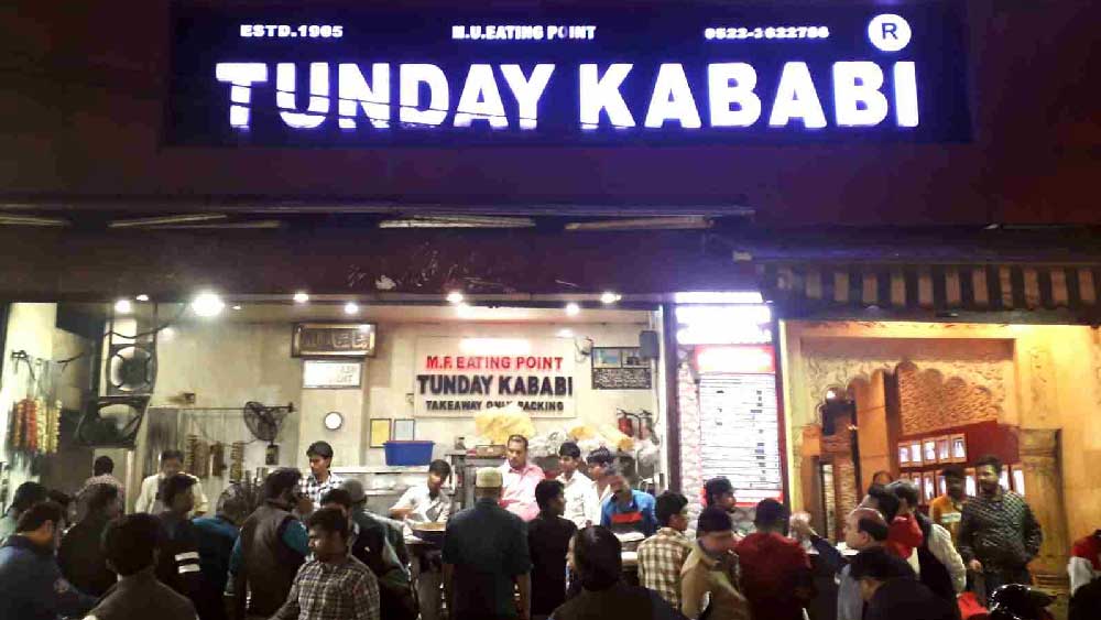 গোল দরওয়াজা সরণির একটি কবাবের দোকানে কাজ করতেন হাজি মুরাদ আলি। তাঁর ছিল একটিই হাত। সেই থেকেই ‘তুন্ডে’ শব্দটির সূত্রপাত। লখনউ মানেই এখন লোকে প্রথমে এই শব্দটির কথাই ভাবেন। তুন্ডে কবাবের সুগন্ধ যেমন গলির মাথা পর্যন্ত ছড়িয়ে পড়ে, তাঁর স্বাদের প্রশংসা ছড়িয়ে পড়েছে দেশ-বিদেশে। শোনা যায়, এই কবাবে নাকি ১২৫টি উপকরণ পড়ে। তবে প্রণালী এখনও পরিবারের বাইরে বেরোয়নি।