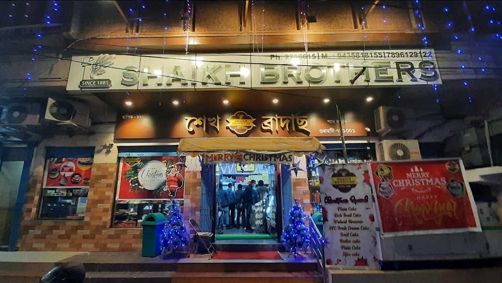 শেখ ব্রাদার্স বেকারি, গুয়াহাটি: ১৮৮৫ থেকে এই বেকারির কেক-পেস্ট্রি-পাউরুটি জনপ্রিয়। শোনা যায় সে সময়ের প্রথম পশ্চিমী ধাঁচের বেকারি এ দেশে এটিই ছিল। পরবর্তী সময়ে জওহরলাল নেহরুও নাকি বিশেষ ভক্ত ছিলেন এই বেকারির। এখন মেনুতে থাকে বার্গার-হটডগের মতো বেশ কিছু ফাস্টফুডও।