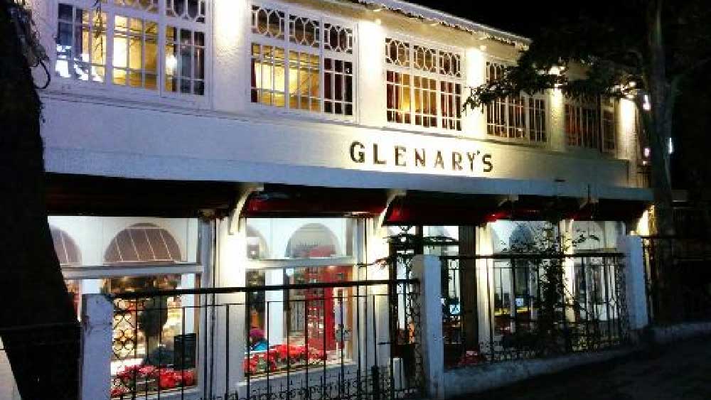 গ্লেনারিজ, দার্জিলিং: ব্রিটিশ আমল থেকে দার্জিলিঙের মল রোডের বুকে দাঁড়িয়ে রয়েছে এই বেকারি-রেস্তরাঁ। সকাল সকাল হিমালয় দেখতে দেখতে এখানে বসে পোচ-সসেজ খাওয়ার মজাই আলাদা। শোনা যায়, কোনও এক ইটালিয়ান এই বেকারি খুলেছিলেন। চকোলেট, টার্ট, পেস্ট্রি— গ্লেনারিজের যে মিষ্টি পদই খাবেন, স্বাদ মুখে লেগে থাকবে।