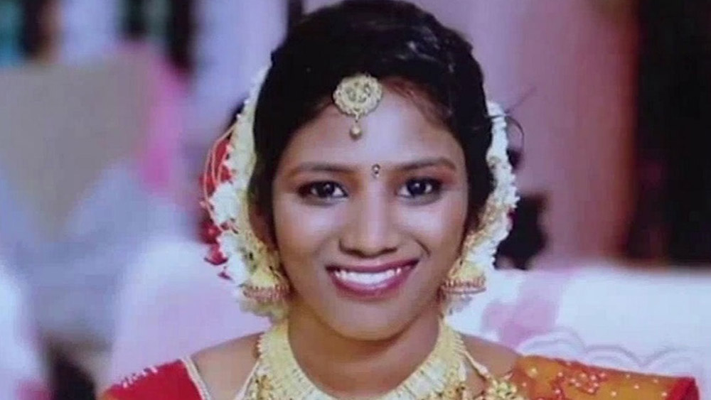 তদন্তে যা উঠে আসে তা জানতে পেরে হতভম্ব হয়ে যায় উথরার গোটা পরিবার। উথরার মৃত্যুর পিছনে আসল কারণ জেনে হকচকিয়ে যাবেন আপনিও। সাপের কামড়েই মৃত্যু হয়েছিল তাঁর কিন্তু আসল খুনি ছিলেন তাঁরই স্বামী! সম্প্রতি কেরলের এই ঘটনা সামনে আসার পর সারা দেশে আলোড়ন পড়ে গিয়েছে।