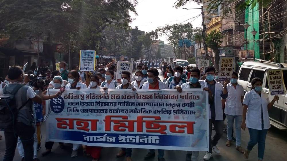 বেতন বৈষম্য মেটানোর দাবিতে নার্সদের মিছিল।