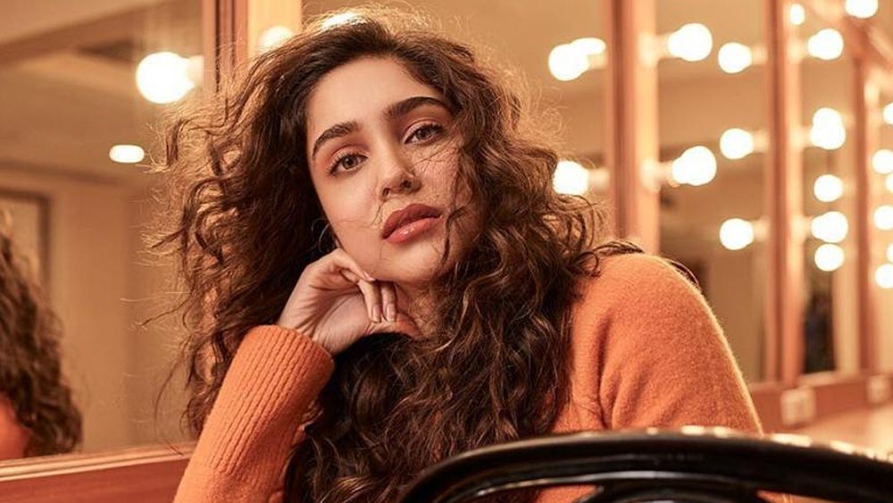 চেষ্টা ছাড়েননি তখনও। এর পরে দীর্ঘ অপেক্ষা। ক্যামেরার পিছন থেকে সামনে এলেন। তা-ও আবার যশরাজের নায়িকা হয়ে। তিনি শর্বরী ওয়াঘ।