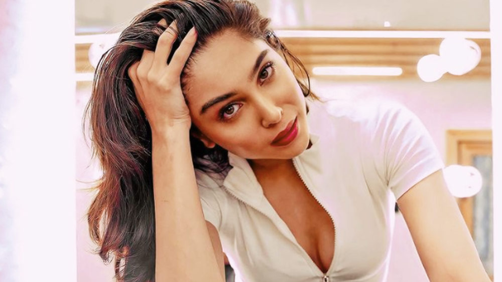 পড়াশোনার পাশাপাশি মাত্র ১৬ বছর বয়স থেকে মডেল হিসেবে কেরিয়ার শুরু। জিতে যান একটি প্রতিযোগিতাও। এর পরেই শর্বরীর ঝুলিতে কয়েকটি বিজ্ঞাপনের ডাক।