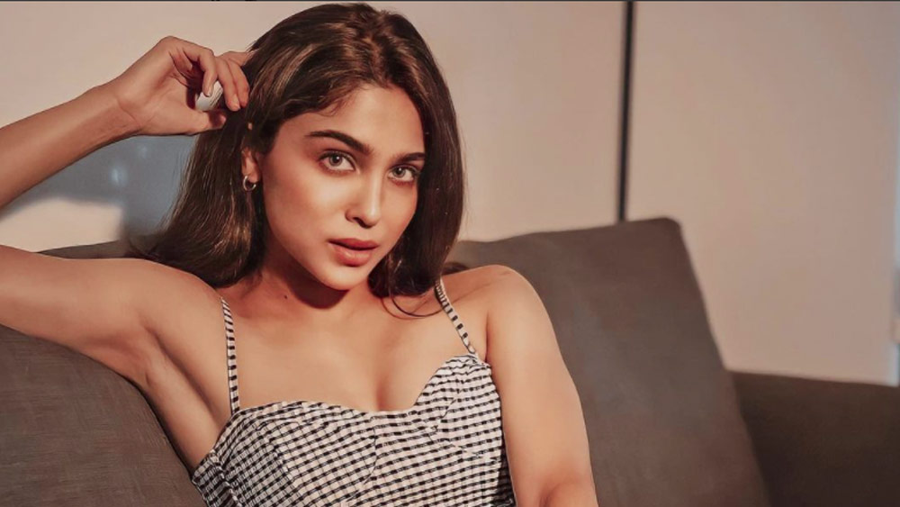 ক্যামেরার সামনে দাঁড়াতেই ঝোঁক বাড়ে অভিনয়ের দিকে। ন’মাসের জন্য জেফ গোল্ডবার্গের স্টুডিয়ো থেকে অভিনয় শেখার কোর্সও করে ফেলেন।